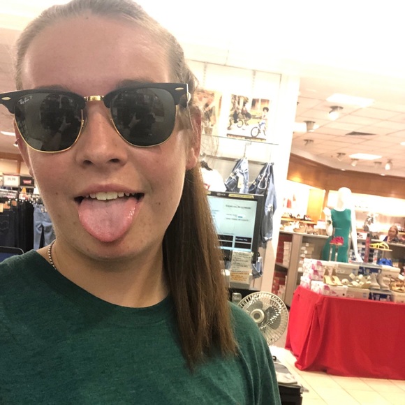 Meet your Posher, Jessica - Picture 1 of 1